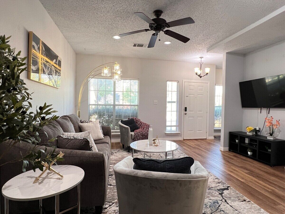 Cozy house in quiet secluded community, nearby trail & park