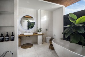 Villa Deluxe, 1 habitación, vista a la alberca | Baño | Tina y regadera independientes y regadera tipo lluvia 