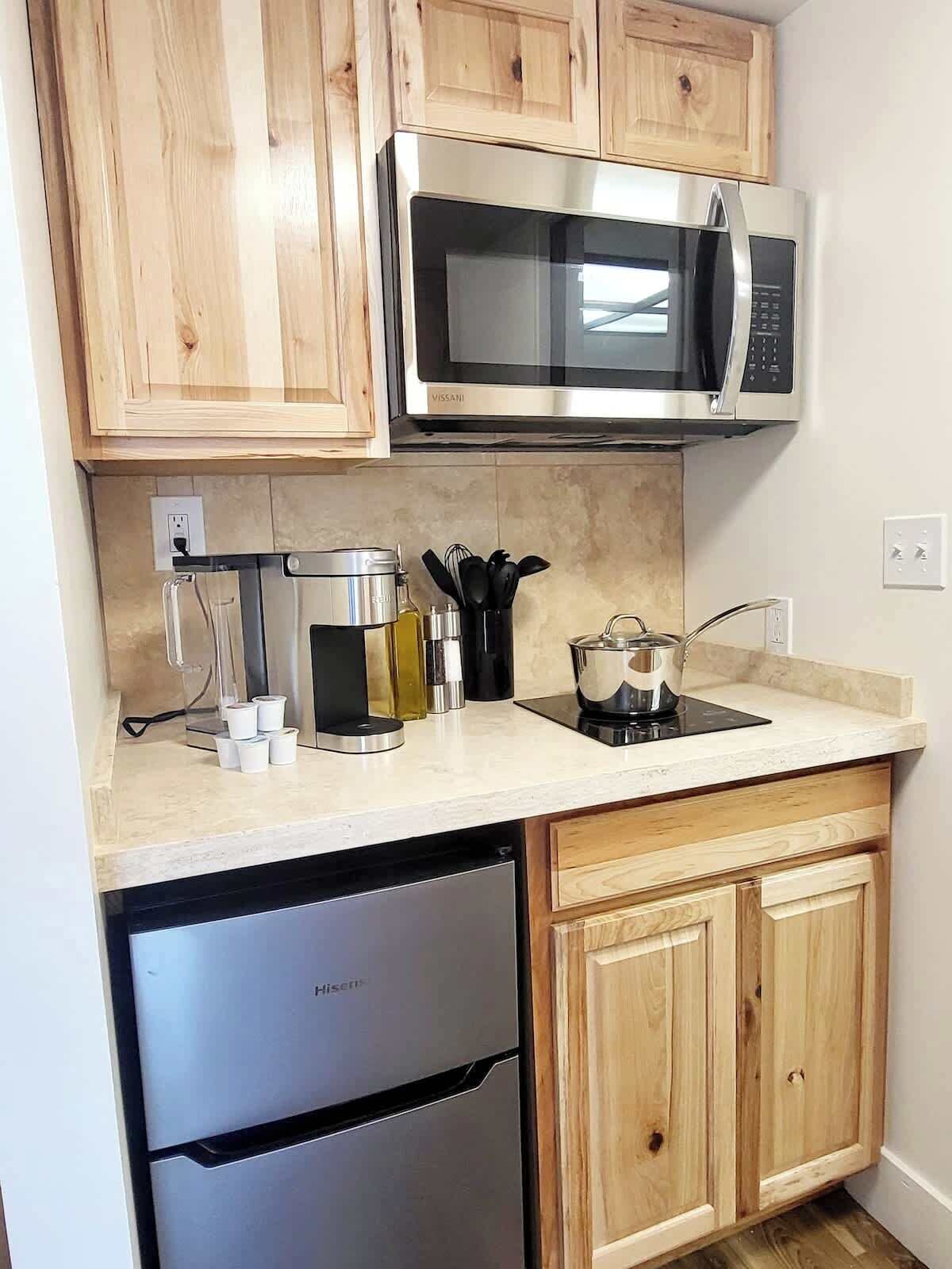 Kühlschrank, Mikrowelle, Herdplatte, Wasserkocher mit Kaffee-/Teezubehör