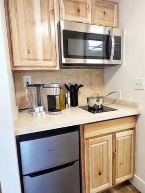 Kühlschrank, Mikrowelle, Herdplatte, Wasserkocher mit Kaffee-/Teezubehör