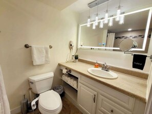 Douche, sèche-cheveux, serviettes fournies