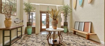 Beachfront Condo in the heart of Ventura AND 2 min walk to Main street!