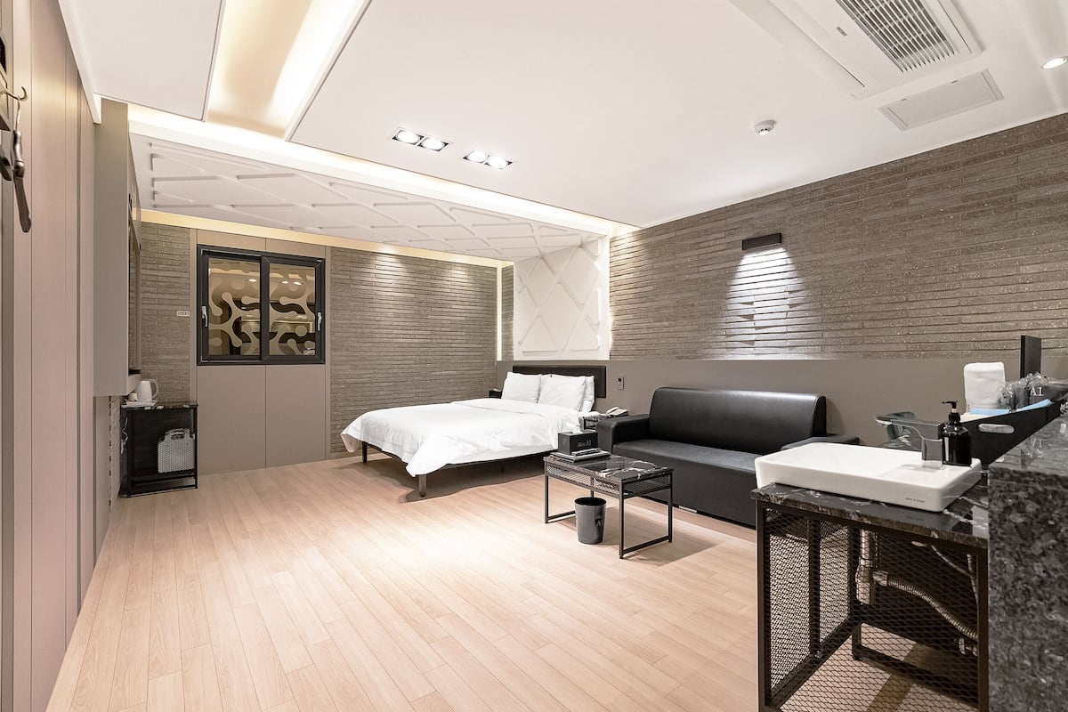 1 bedroom, desk, free WiFi, bed sheets