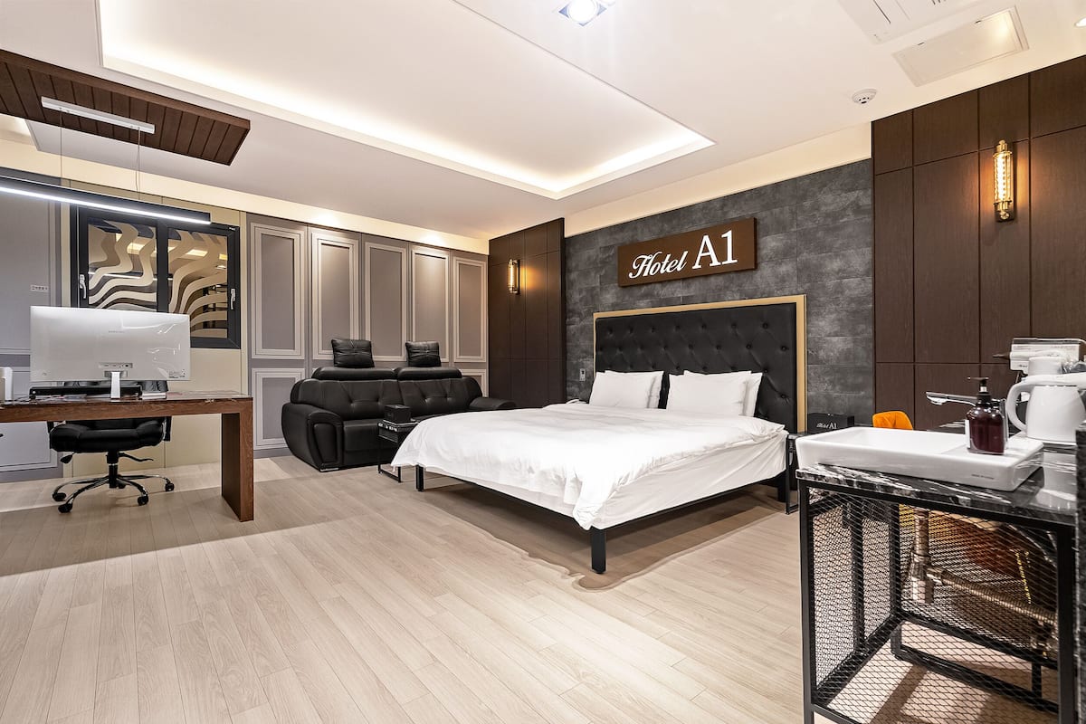 Business Suite | 1 bedroom, desk, free WiFi, bed sheets