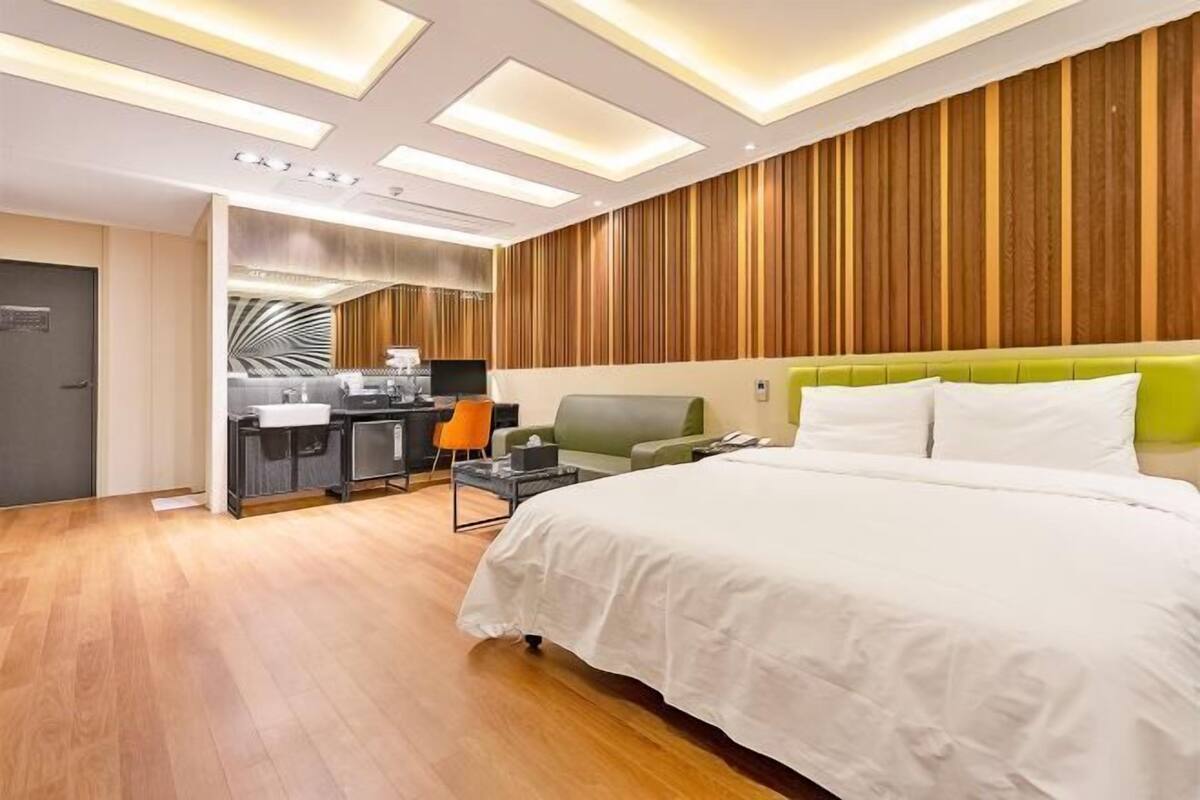 1 bedroom, desk, free WiFi, bed sheets