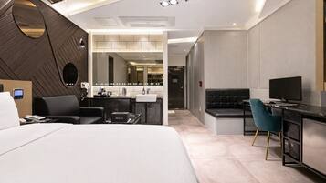 Deluxe (1 dedicated parking) | Desk, free WiFi, bed sheets