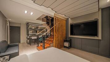 VIP Duplex Room | Desk, free WiFi, bed sheets