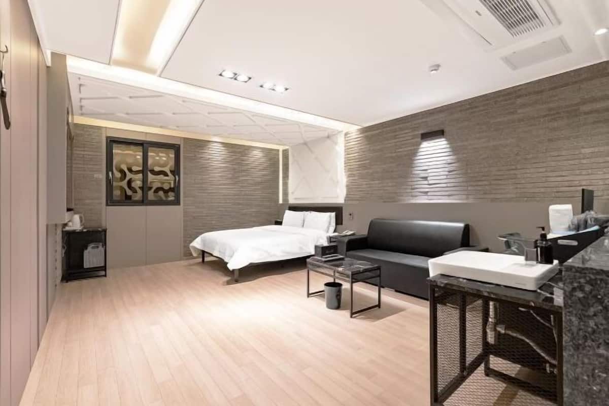 1 bedroom, desk, free WiFi, bed sheets