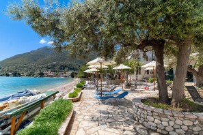 On the beach - ‘M6 Room’ with Shared Pool, Wi-Fi and Air Conditioning (Lefkada)