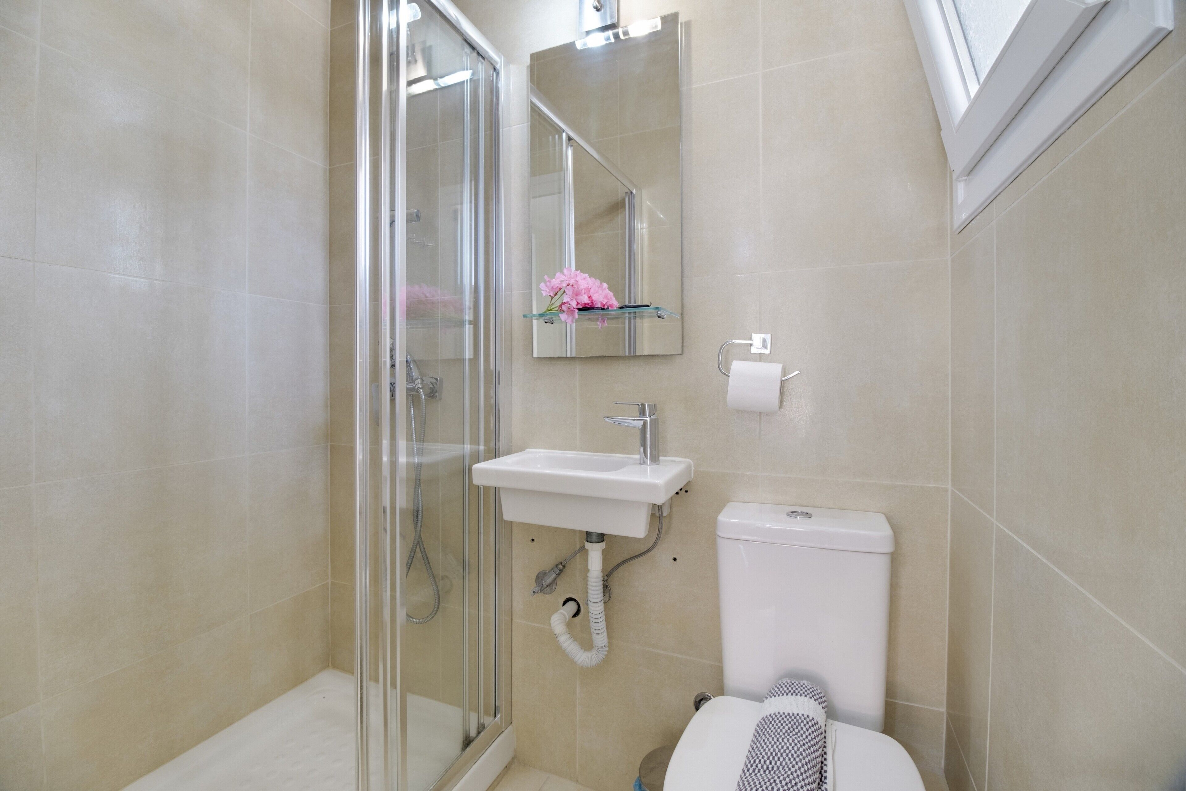 Douche, articles de toilette gratuits, sèche-cheveux