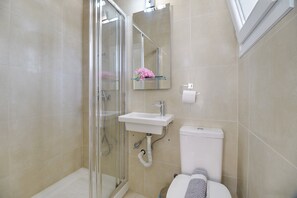 Shower, free toiletries, hair dryer, towels - ‘M6 Room’ with Shared Pool, Wi-Fi and Air Conditioning (Lefkada)