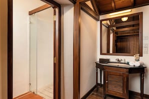 Suite | Bathroom | Shower, free toiletries, bathrobes, slippers