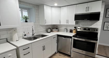 Cozy Home - Winnipeg Airport, Downtown & Polo Park