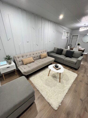 Cozy Home - Winnipeg Airport, Downtown & Polo Park