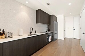 冷蔵庫、電子レンジ、オーブン、コンロ