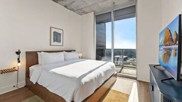 1 chambre, bureau, fer et planche à repasser, lit parapluie