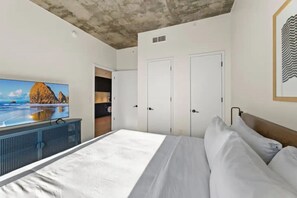 1 室のベッドルーム、デスク、アイロン / アイロン台、旅行用ベビーベッド