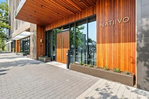 Exterior detail - NEW! 1BR Scenic Retreat w/ Rooftop pool |Rainey St (Austin)