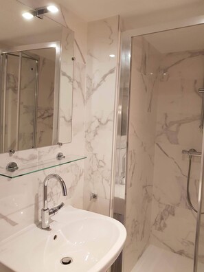 Dusche, Haartrockner, Handtücher, Seife
