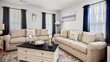 Televisio, DVD-soitin, kirjoja, videokirjasto