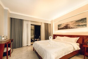 コンフォート ダブルルーム | 低刺激性寝具、セーフティボックス (室内)、デスク、遮光カーテン