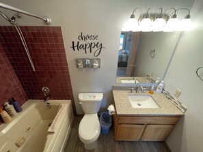 Basic Triple Room, Non Smoking, Lake View | Bathroom - Denali Lakeview Inn (Healy)