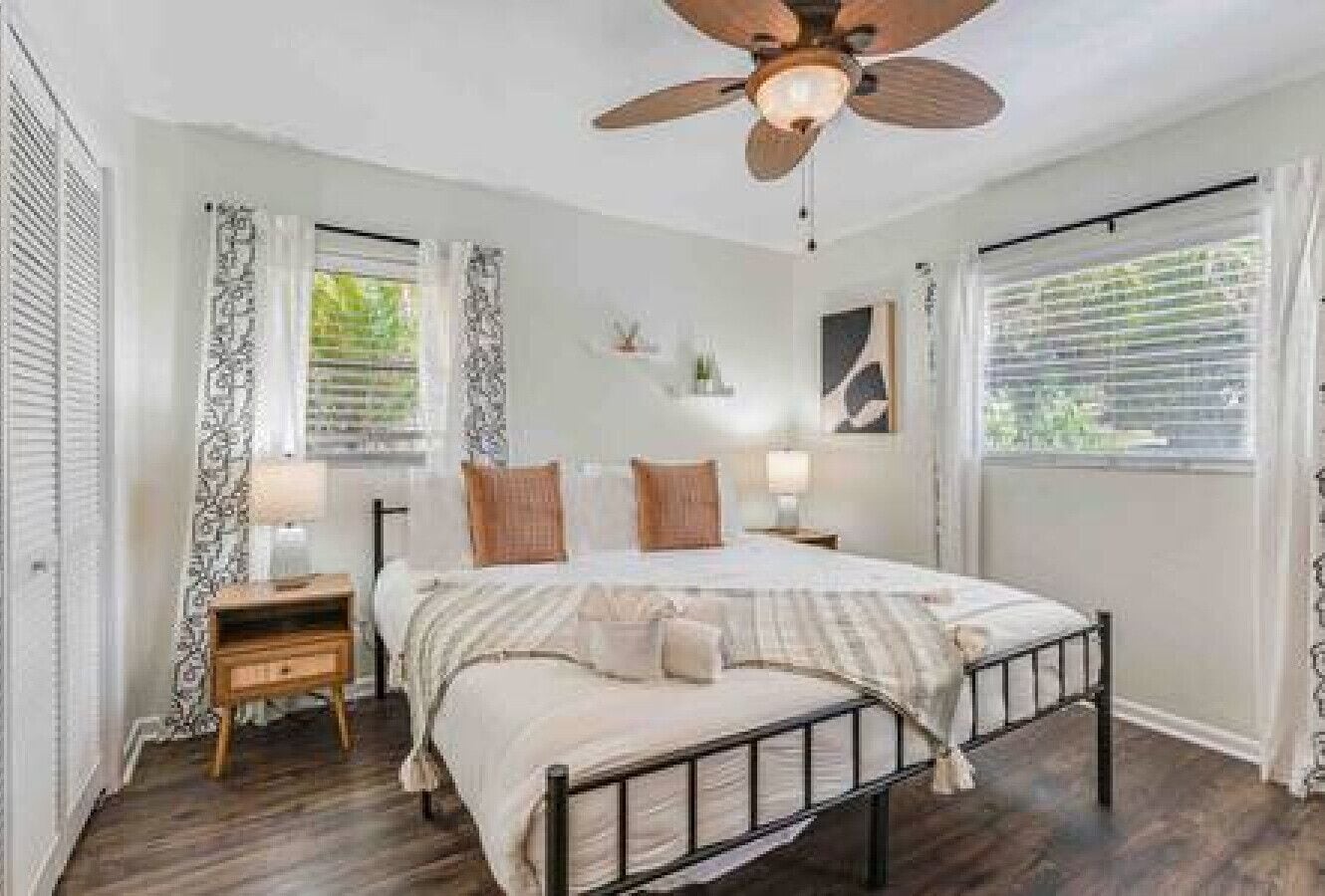 3 bedrooms, desk, iron/ironing board, travel cot