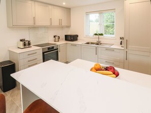 Kjøleskap, oppvaskmaskin, vannkoker og brødrister