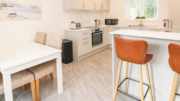 Refrigerador, lavavajillas, tetera eléctrica y tostadora