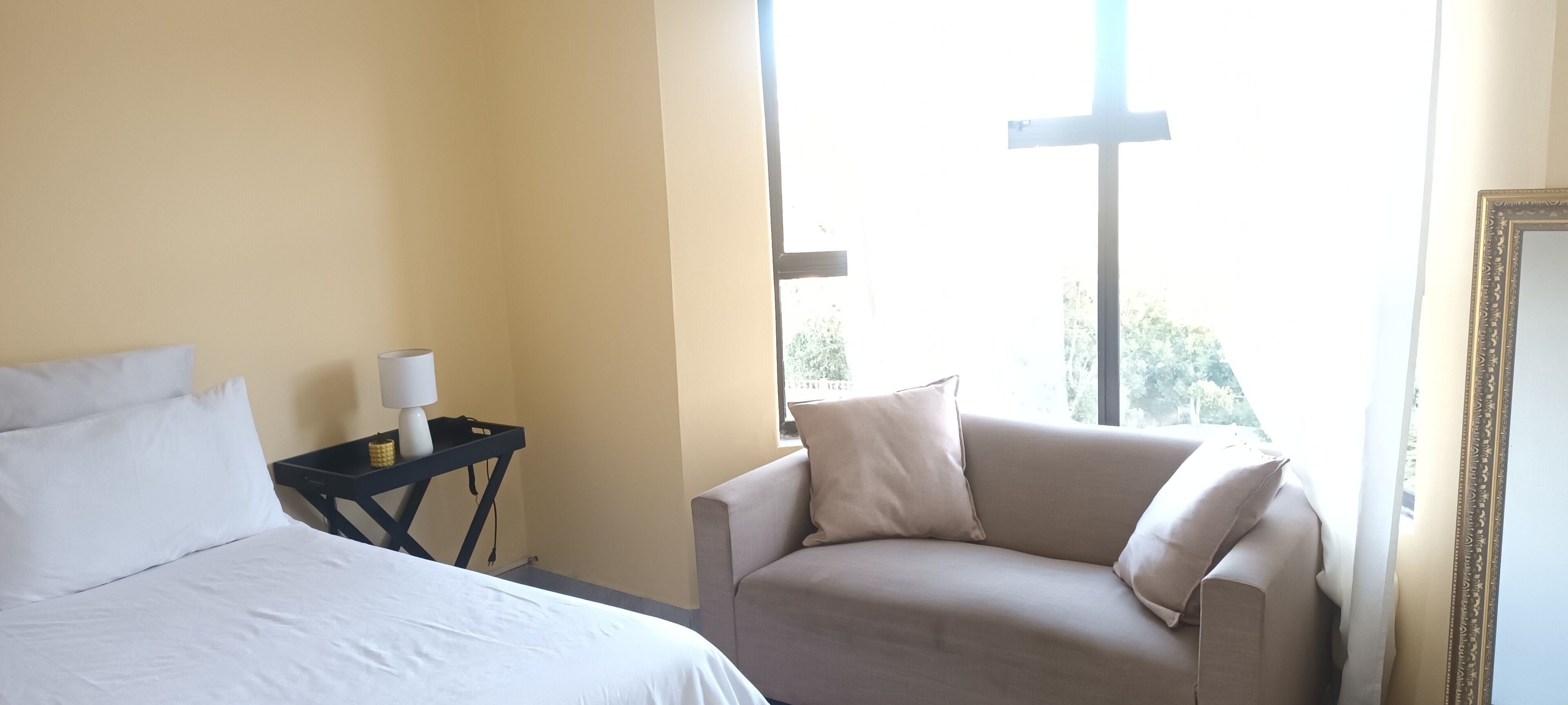 1 dormitori, planxa i posts de planxar, wifi i roba de llit 