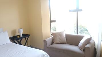 1 dormitori, planxa i posts de planxar, wifi i roba de llit