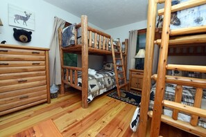 3 habitaciones, tabla de planchar con plancha, wifi y ropa de cama 
