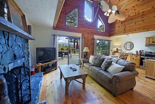 Big Pine - Mountain view, pet friendly, hot tub