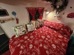 1 bedroom, WiFi, bed sheets - Alice in Wonderland themed, Vintage 1967 Oasis Camper/Glamper! (Monroe)