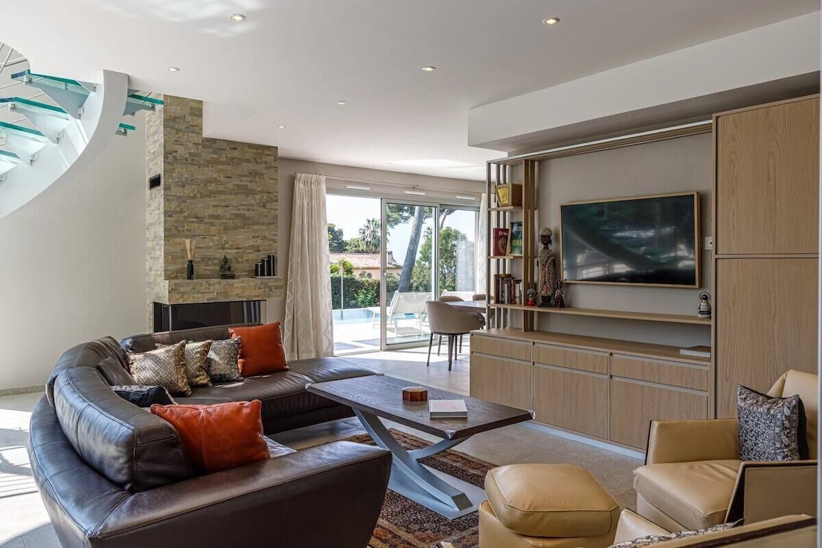 Télévision, cheminée, vidéothèque, chaîne hi-fi