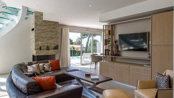 TV, peis, filmbibliotek og stereoanlegg