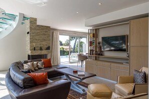 Télévision, cheminée, vidéothèque, chaîne hi-fi