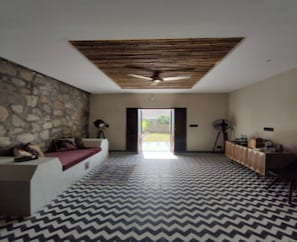 3-Bhk Private Pool Villa | Vardagsrum | LED-tv