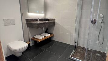 Dusche, Haartrockner, HandtĂŒcher, Seife