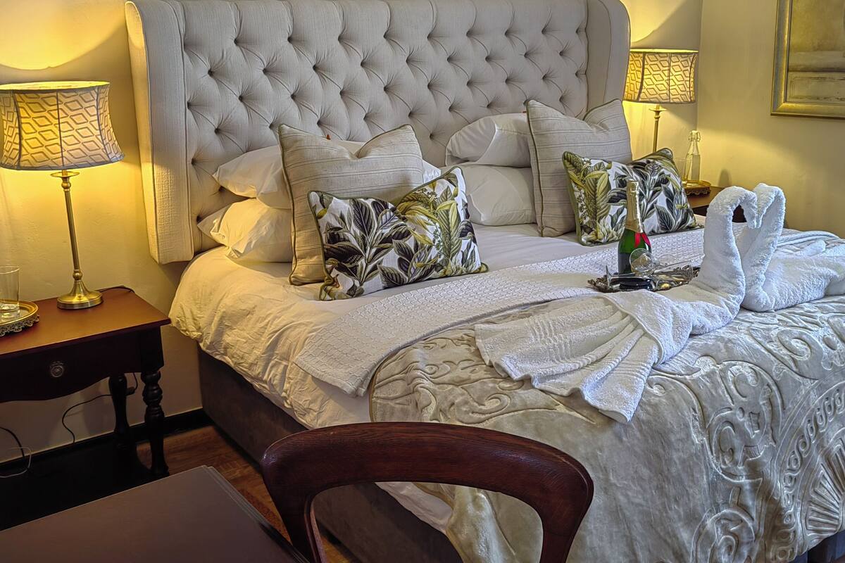 Luxury Suite | In-room safe, desk, laptop workspace, blackout drapes