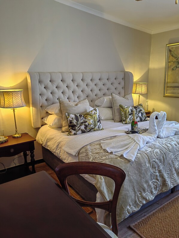 Lyxsvit | Värdeförvaringsskåp på rummet, individuell inredning och skrivbord