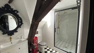 Dusch, hÄrtork, handdukar och tvÄl