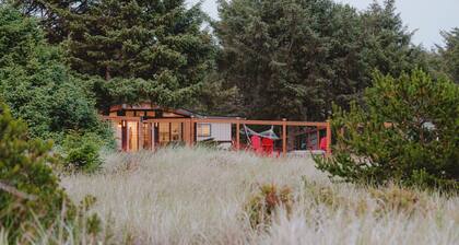 Remodeled Copalis Beach cottage with fully fenced yard