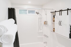 Haartrockner, Handtücher, Seife, Shampoo