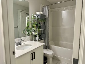 Produtos de toalete biodegradáveis, toalhas de banho, sabonete, shampoo