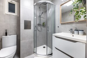 Haartrockner, Handtücher, Toilettenpapier