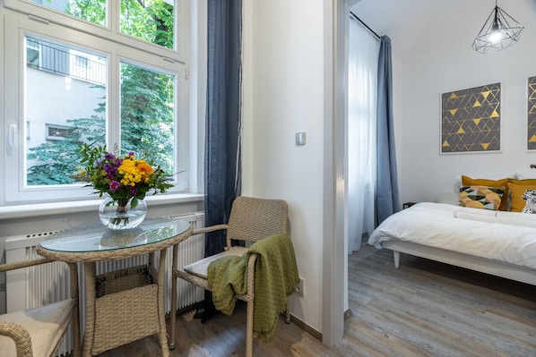 1 dormitorio, escritorio, wifi gratis y ropa de cama