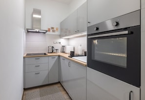 Frigorífico, microondas, horno y placa de cocina