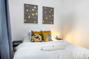 1 bedroom, desk, free WiFi, bed sheets - Cute 1bedroom center apartment (Prague)