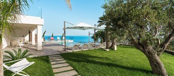 Luxury villa with pool in Taormina